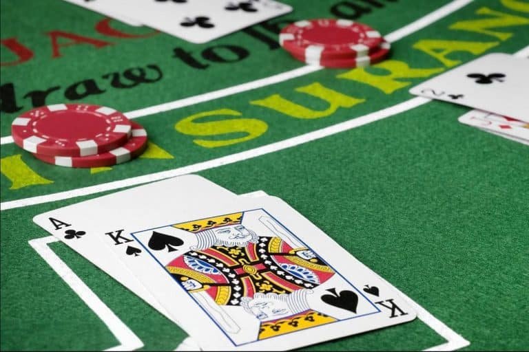 မြန်မာ ကစားသမား 53l APP ဖြင့် Live Casino ဂိမ်း ဖုန်းထဲတွင် ကစားနေသောမြင်ကွင်း